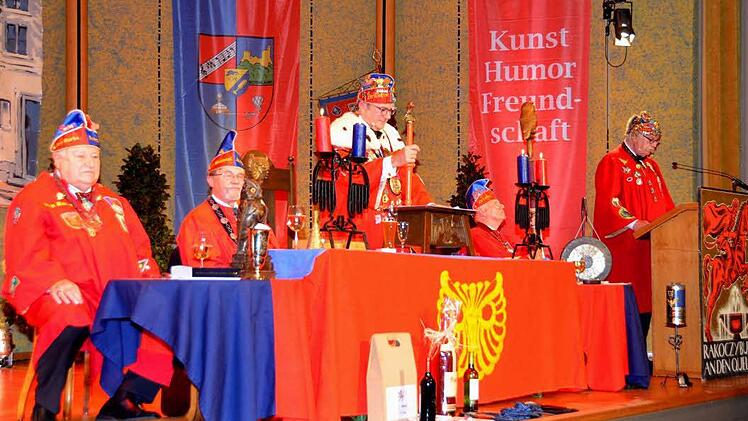 Festlich geschmückt war die Bühne im Rossini-Saal anlässlich der 39. Sippung und des 60-jährigen Stiftungsfestes des Kissinger Schlaraffen-Reyches 330 "An den Quellen".  Foto: Peter Rauch