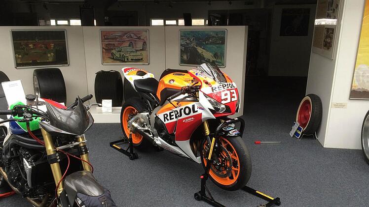 Zur Zeit steht die Honda in der Deutschland-Zentrale von Michelin in Karlsruhe. Dort betreibt der französische Reifenhersteller ein Museum.