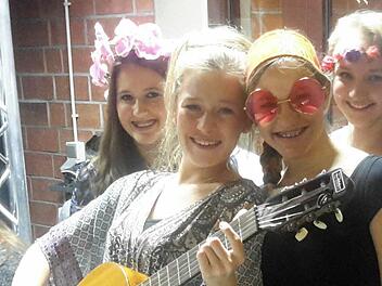 Vier Hippies auf dem Weg nach San Franciso. Diese jungen Damen ließen eindrucksvoll die Zeiten von Flower-Power wieder aufleben.