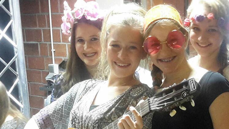 Vier Hippies auf dem Weg nach San Franciso. Diese jungen Damen ließen eindrucksvoll die Zeiten von Flower-Power wieder aufleben.