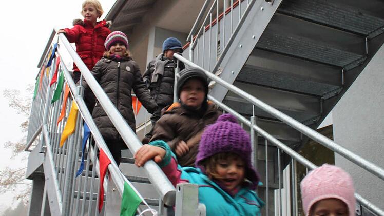 Der Bad Bockleter Gemeinderat prüfte verschiedene Projekte daraufhin, ob sie für das Kommunalinvestitionsprogramm geeignet sind. Die Aufnahme der energetischen Sanierung des Kindergartens Bad Bocklet wurde ebenfalls diskutiert. Unser Archivbild zeigt die Fluchttreppe des Kindergartens in Bad Bocklet nach der Fertigstellung. Foto: Archiv/Thomas Mäuser