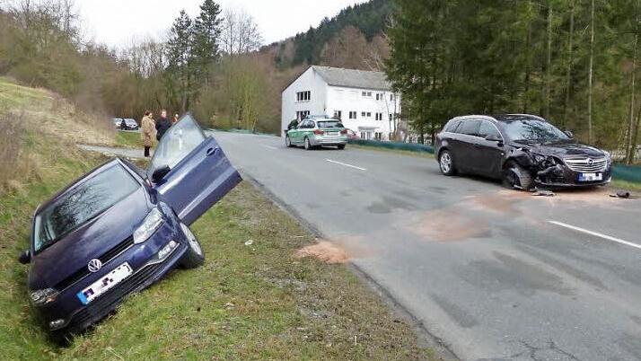Der Polo landete im Straßengraben. Rechts der Wagen des Unfallverursachers.  Foto: Klaus-Peter Wulf