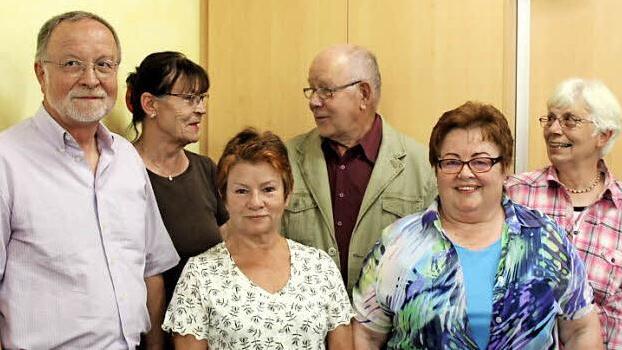 Georg Hammer, Helga Voss, Gabriele Lappat, Klaus Hoffmann, Irmgard Köhler und Margret Müller (v. l.) bilden den Adelsdorfer Seniorenbeirat. Foto: Johanna Blum