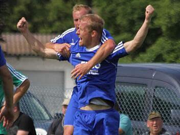 Ein Tor selbst gemacht, den zweiten Treffer vorbereitet: Hier feiert Dürrbrunns Spielertrainer Michael Taschner sein 1:0 gegen Pretzfeld. Kurz vor Schluss leitete er den 2:1-Siegtreffer ein.  Fotos: Uwe Kellner
