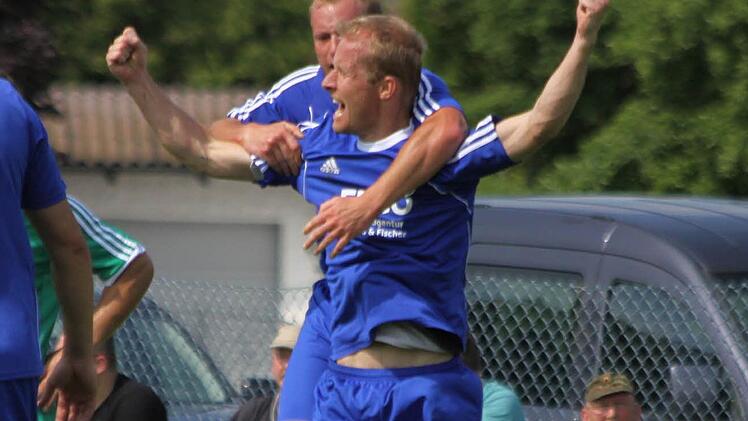 Ein Tor selbst gemacht, den zweiten Treffer vorbereitet: Hier feiert Dürrbrunns Spielertrainer Michael Taschner sein 1:0 gegen Pretzfeld. Kurz vor Schluss leitete er den 2:1-Siegtreffer ein.  Fotos: Uwe Kellner