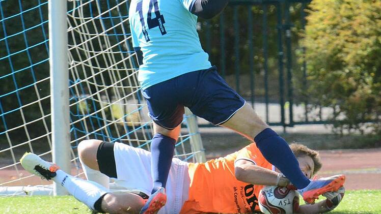 Patrick Balling, Torwart des TSV M&uuml;nnerstadt II, musste einiges gegen die SG Oerlenbach/Ebenhausen einstecken. Am Ende war es aber jeder Schmerz wert, denn die M&uuml;rschter bezwangen die Spielgemeinschaft mit 1:0.  Foto: ssp