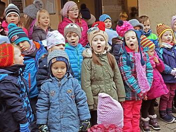 Als kleine Freudenspender traten die Kleinen des Kinder- und Spatzenchors auf. Foto: Klaus Gagel