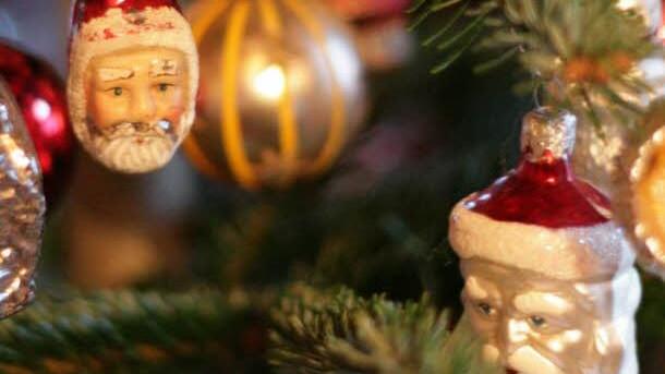 Die Gesichter der Nikoläuse sind handgemalt. Foto: Klaus Klaschka