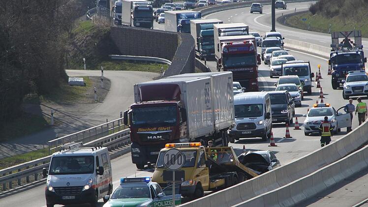 Der Verkehr auf der A70 staute sich kilometerweit zurück. Fotos: Jochen Nützel