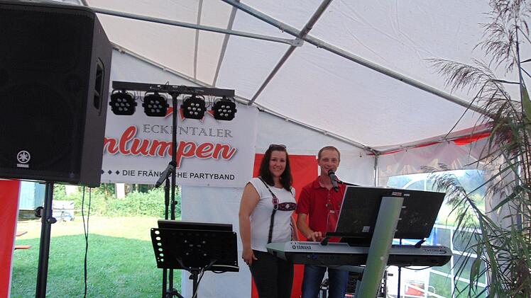 Das Duo sorgte für Live-Musik. Foto: Petra Malbrich