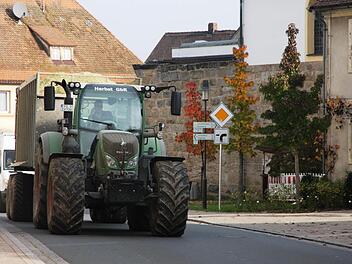 Der Einsatz großer Maschinen ist nötig, um wirtschaftlich Biogas zu produzieren, Durch Monokultur von Mais verödet die Umwelt. Auf der Habenseite stehen Versorgungssicherheit und der Verzicht auf fossile Brennstoffe.Franz Galster