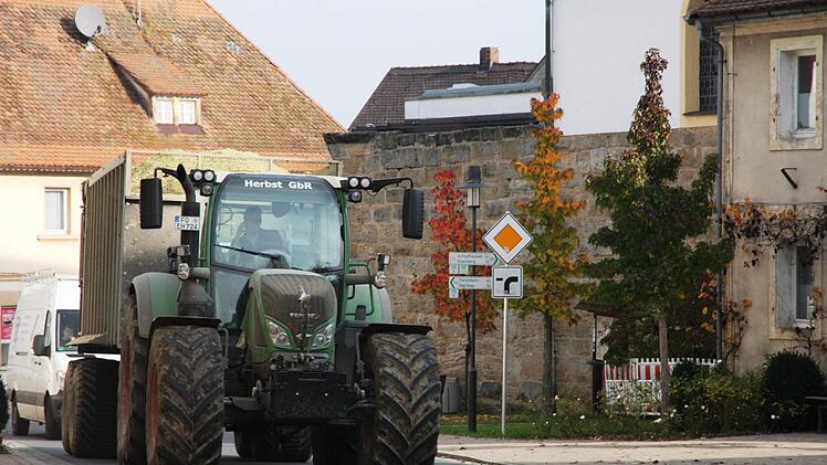 Der Einsatz großer Maschinen ist nötig, um wirtschaftlich Biogas zu produzieren, Durch Monokultur von Mais verödet die Umwelt. Auf der Habenseite stehen Versorgungssicherheit und der Verzicht auf fossile Brennstoffe.Franz Galster