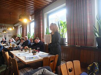 Die Bürgerversammlung in Diebach wurde von der Ortsbeauftragten Elisabeth Assmann (rechts) geleitet. Fotos: Gerd Schaar