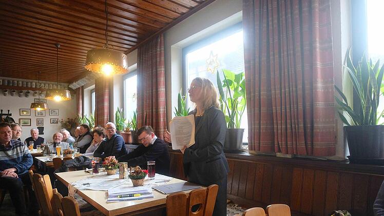Die Bürgerversammlung in Diebach wurde von der Ortsbeauftragten Elisabeth Assmann (rechts) geleitet. Fotos: Gerd Schaar