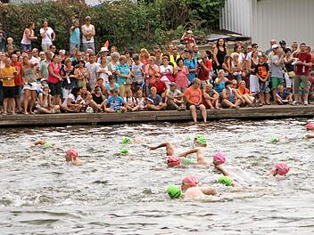 Viele Zuschauer, von den Ausdauersportlern aufgewühltes Wasser im Altmain - das wird es auch 2018 wieder geben. Fotos: Günther Geiling