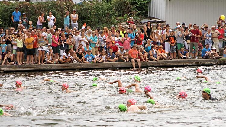 Viele Zuschauer, von den Ausdauersportlern aufgewühltes Wasser im Altmain - das wird es auch 2018 wieder geben. Fotos: Günther Geiling
