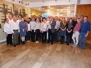 Viele Hände durfte Waldemar Will bei seinem 75. Geburtstag schütteln. Unser Bild zeigt ihn (vorne Bildmitte) im großen Gratulantenkreis zusammen mit seiner Partnerin und Urenkelin.  Foto: kpw