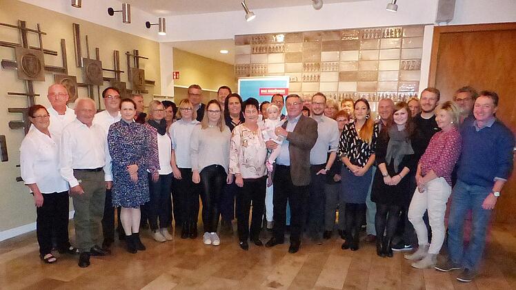 Viele Hände durfte Waldemar Will bei seinem 75. Geburtstag schütteln. Unser Bild zeigt ihn (vorne Bildmitte) im großen Gratulantenkreis zusammen mit seiner Partnerin und Urenkelin.  Foto: kpw