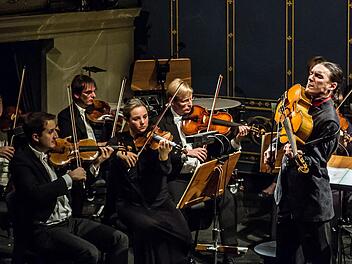 Begeisterten Applaus gab es für Sergey Malov als Solist und Dirigent und für das Philharmonische Orchester beim Sinfoniekonzert im Landestheater Coburg.Foto: Jochen Berger