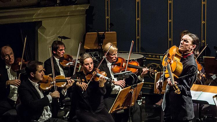 Begeisterten Applaus gab es für Sergey Malov als Solist und Dirigent und für das Philharmonische Orchester beim Sinfoniekonzert im Landestheater Coburg.Foto: Jochen Berger