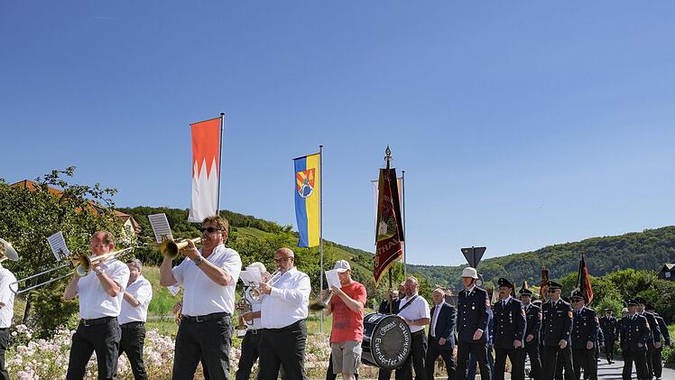 Mit einem Festzug zogen die Feuerwehrleute von Ramsthal anlässlich ihres Festes zum 140-jährigen Bestehen von der Kirche zum Festplatz.Andreas Lomb