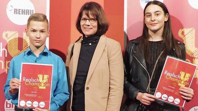 Leon Fehn ist ein Sport-Ass und Lara Deinlein hat Top-Noten. In der Mitte Realschuldirektorin Christa Bänisch (RS I) Fotos: privat