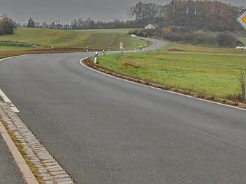 Die sanierungsbed&uuml;rftige Stra&szlig;e zwischen Effeltrich und Langensendelbach Foto: Karl-Heinz Wirth