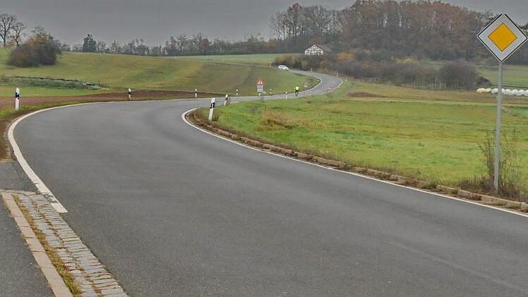 Die sanierungsbed&uuml;rftige Stra&szlig;e zwischen Effeltrich und Langensendelbach Foto: Karl-Heinz Wirth