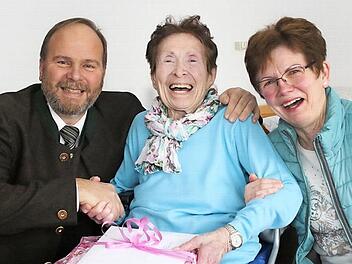 Bürgermeister Bernd Reißenweber und Tochter Monika Tauer freuten sich mit Gerda Gnann, dass sie ihren 95. Geburtstag im BRK-Alten- und Pflegeheim bei bester Gesundheit feiern konnte.  Foto: Michael Stelzner