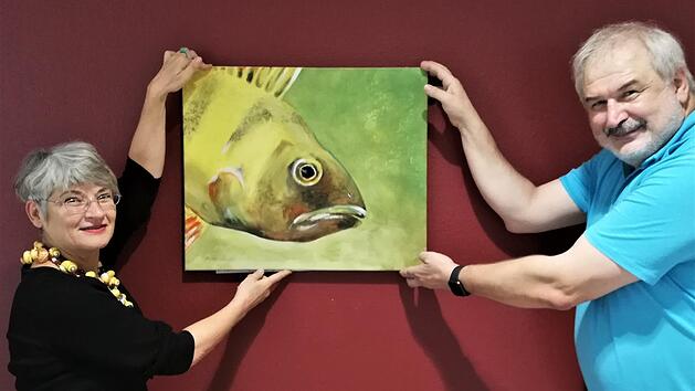 K&uuml;nstlerin Eva Feichtinger &uuml;bergab ihr Gem&auml;lde "Fisch" an Augenarzt Hans-Joachim Hofstetter.