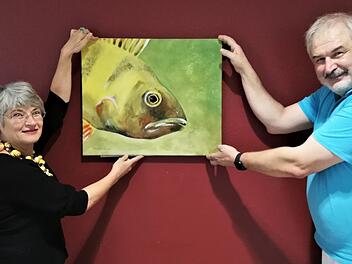 Künstlerin Eva Feichtinger übergab ihr Gemälde "Fisch" an Augenarzt Hans-Joachim Hofstetter.