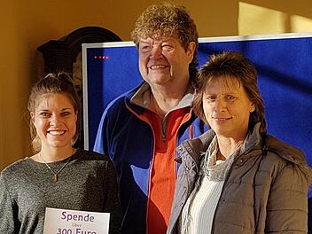 Lisa Rott (links), Leiterin des Kinderhauses Aura, nahm die Spende von Jürgen Ballner und Christiane Hartmann entgegen.