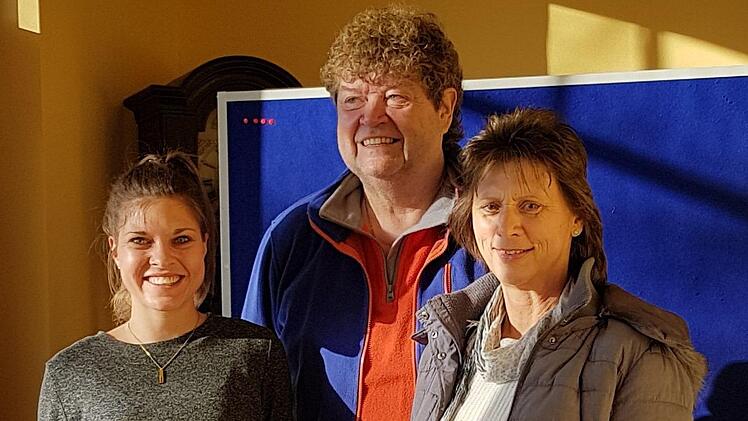 Lisa Rott (links), Leiterin des Kinderhauses Aura, nahm die Spende von Jürgen Ballner und Christiane Hartmann entgegen.