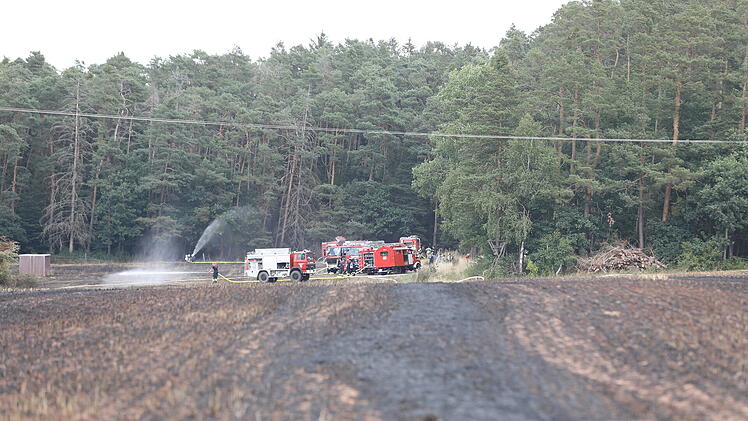 Mehrere Wald- und Flächenbrände in Mittelfranken wegen Trockenheit: Polizeihubschrauber löschen aus der Luft