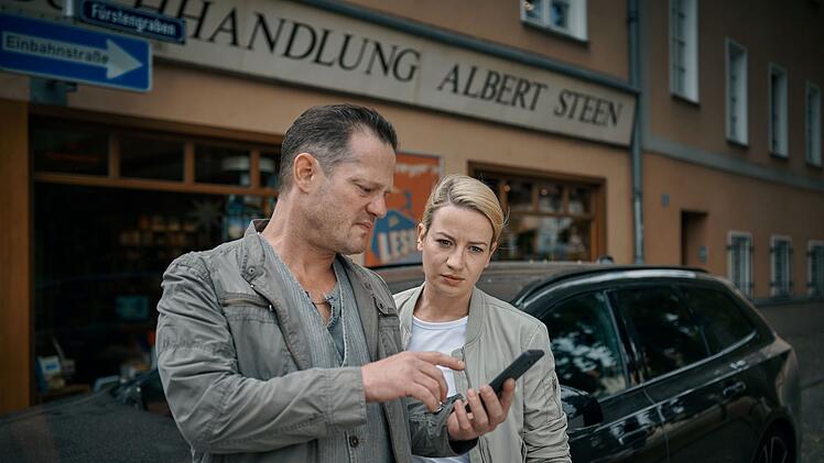 Wer könnte Patrik ermordet haben? Für Kommissar Bruno Lewandowski (Aurel Manthei) und Rechtsmedizinerin Theresa Wolff (Nina Gummich) beginnt ein kniffliger Fall.