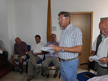 Bürgermeister Heinz Richter und sein Vize Karl Germeroth (r.), beide FWG, verkünden um 19.20 Uhr das vorläufige amtliche Wahlergebnis des Bürgerentscheids.Foto: fra-press