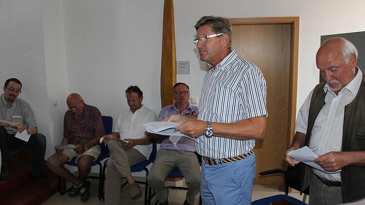 Bürgermeister Heinz Richter und sein Vize Karl Germeroth (r.), beide FWG, verkünden um 19.20 Uhr das vorläufige amtliche Wahlergebnis des Bürgerentscheids.Foto: fra-press