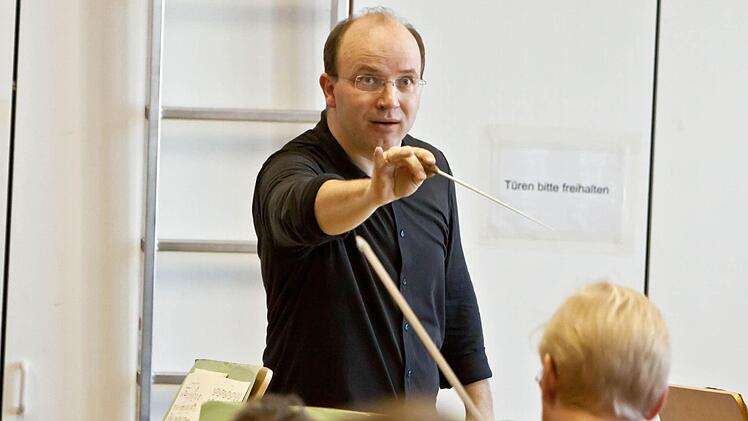 Roland Kluttig bei der Probenarbeit mit dem Philharmonischen Orchester.Foto: Jochen Berger