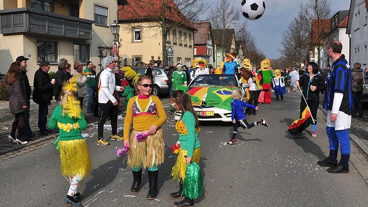 International präsentierte sich das Autohaus Helbig, das die Fußball-WM in Brasilien zum Thema gewählt hatte.