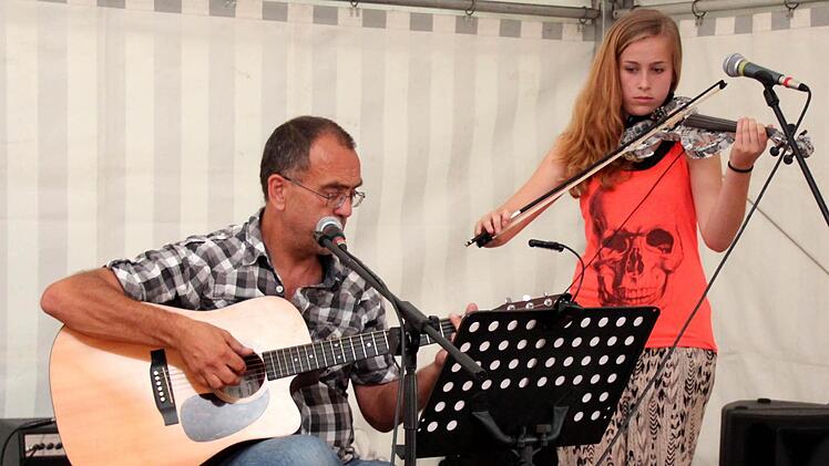 Auf der offenen Bühne zeigten auch Wolfgang Maier und seine Tochter Annelies ihr Können.