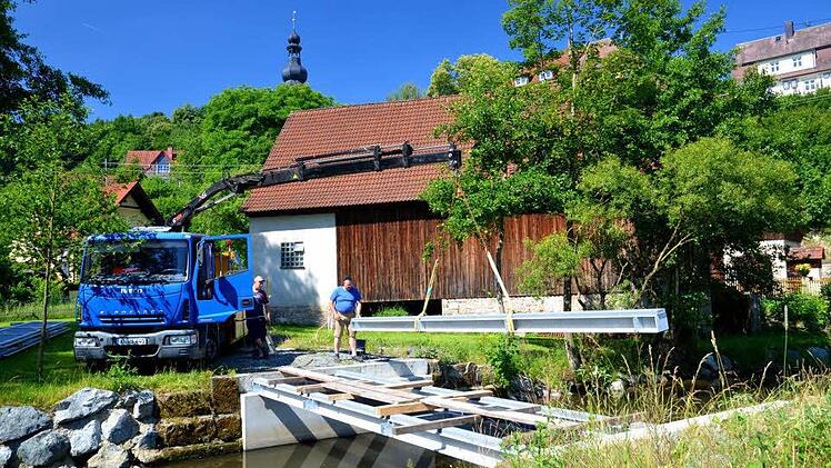 Stück für Stück wuchs in den vergangenen Tage die Brücke Richtung Feuln. Foto: Dieter Hübner