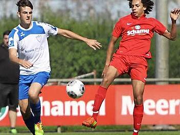 Zweikampf: Der Baiersdorfer Karim Said (rechts) und der Gästespieler des FSV Erlangen-Bruck wollen beide zum Ball.  Fotos: privat