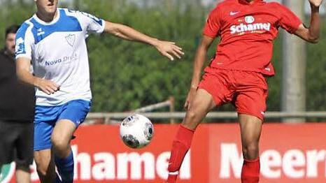Zweikampf: Der Baiersdorfer Karim Said (rechts) und der Gästespieler des FSV Erlangen-Bruck wollen beide zum Ball.  Fotos: privat