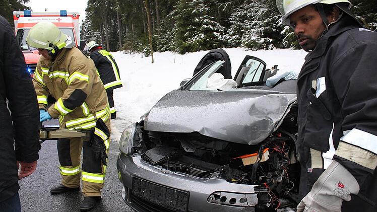 Unfallstelle auf der Kreisstraße 35 zwischen Buchbach und Windheim  Foto: Veronika Schadeck