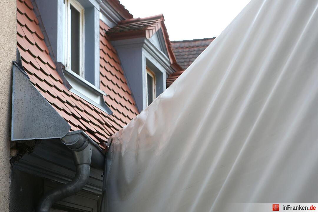 Irrfahrt durch Bamberger Altstadt endet fŸr Lkw festgefahren an Hauswand