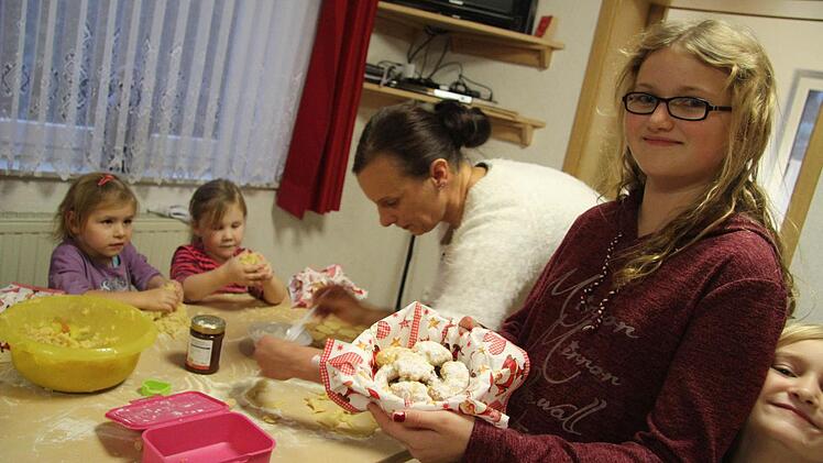 Emily Schmieder (10) hat ihre Plätzchen schon fertig.
