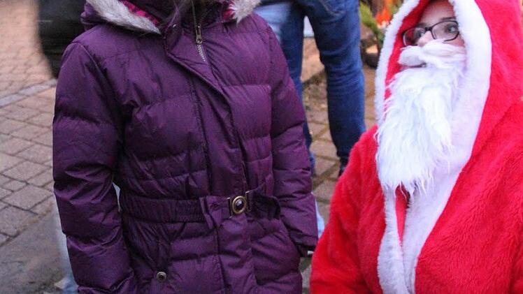 Keine Furcht vor dem Nikolaus hatte die neunjährige Janine aus Maroldsweisach, die mit ihren Eltern beim Weihnachtsmarkt bummelte. Foto: Helmut Will
