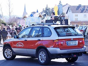 Die Feuerwehren sind bei den Faschingsveranstaltungen unterstützend tätig und helfen etwa bei der Verkehrsregelung, wenn es das Sicherheitskonzept von Polizei und Kommunen erfordert. Hier: Ein Feuerwehrauto der Stadt Zeil versperrt den Weg für Verkehrsteilnehmer, weil sich der Faschingsumzug in Richtung Innenstadt in Bewegung setzt. Das Einsatzfahrzeug steht in der Krumer Straße. Foto: Klaus Schmitt