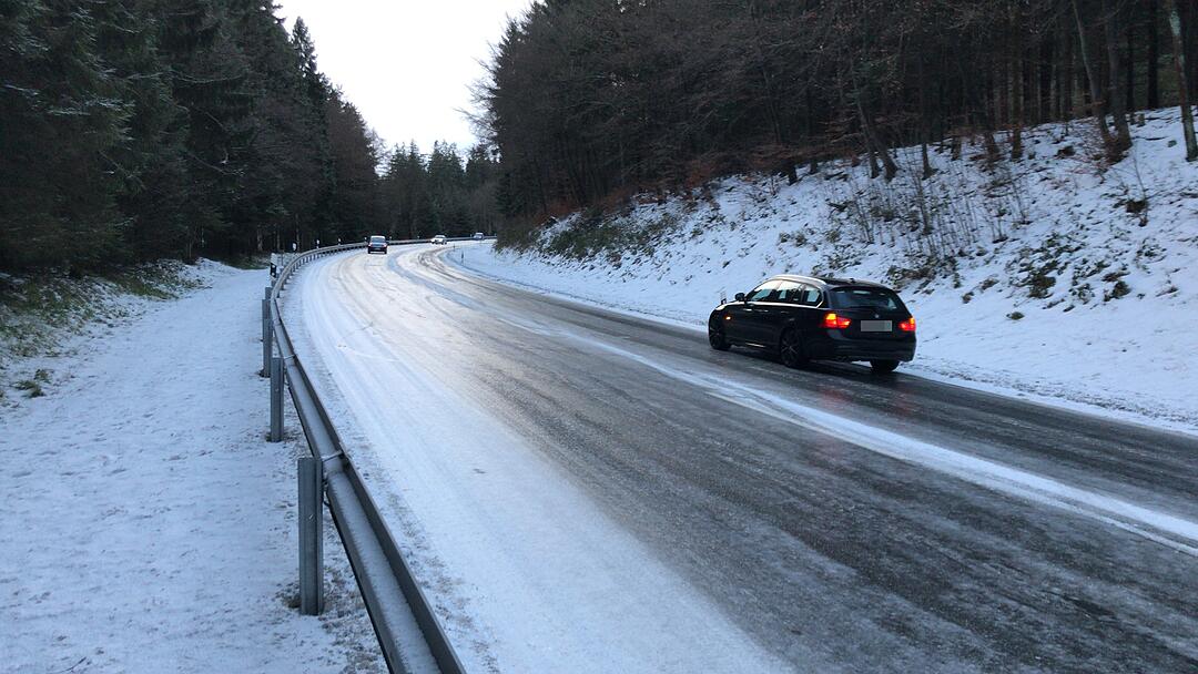Wintereinbruch in Franken: Blitzeis und Schnee