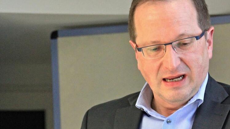 Diplom-Ingenieur Siegbert Reuther machte die Breitbandversorgung mittels Glasfaser dem Gemeinderat Untermerzbach schmackhaft.Helmut Will